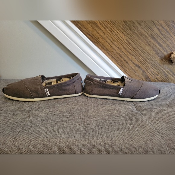 Like New. Women's Size 5 Toms Shoes - Picture 6 of 10